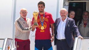 Rodri e De la Fuente com o troféu do Mundial 