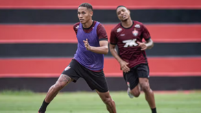 José Breno, jogador do EC Vitória (à esquerda)