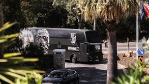 Autocarro do V. Guimarães chega ao Estágio no Algarve