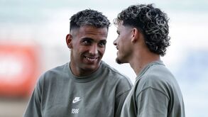 Rodrigo Zalazar e Maxi Araújo antes do Sporting-Estrasburgo