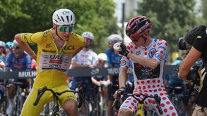 Pogacar e Vingegaard antes da etapa de domingo do Tour