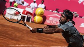 Frederico Silva cede nos momentos cruciais e fica pela estreia do Estoril Open