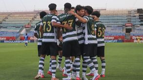 Jogadores do Sporting festejam frente ao Estrasburgo no Algarve