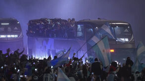 Seleção da Argentina recebida em festa em Buenos Aires após derrota na final do Mundial