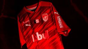 A nova camisola principal do Santa Clara para 2026/27, inspirada na lava vulcânica
