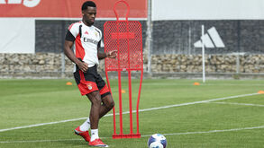 Jhon Durán na primeira sessão de treinos no Benfica Campus