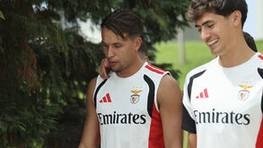 Amar Dedic à conversa com António Silva antes do treino no Benfica Campus