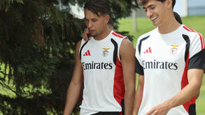 Amar Dedic à conversa com António Silva antes do treino no Benfica Campus