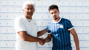Moisés Conceição (à direita) assina pelo VIanense