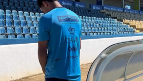 Jovem brasileiro foi expulso por urinar junto do banco e pediu desculpa desta forma
