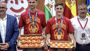 Dois jogadores com uma amostra daquilo que levarão para casa