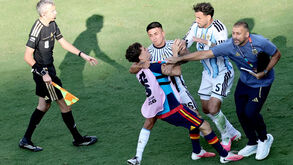Gavi foi agredido por Paredes no final do Espanha-Argentina