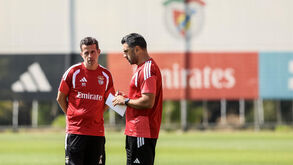 Marco Silva à conversa com um dos adjuntos, Ricardo Rocha
