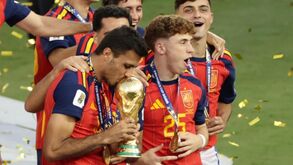 Rodri beija o troféu de campeão do mundo