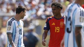 Messi e Lamine Yamal fora das escolhas de Luís Figo para a Bola de Ouro