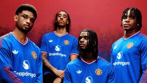 Manchester United volta a ter uma 'pele'... azul: a inspiração por detrás do novo equipamento alternativo 