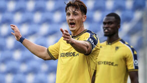 Bacher pode render mais um encaixe ao Estoril