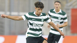 Rafael Nel em ação no 7-0 contra o Estrasburgo
