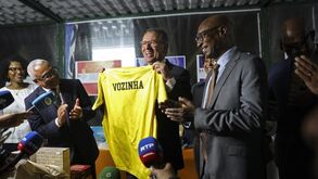 António José Seguro com a camisola de Vozinha, ladeado por Bubista e José Maria Pereira Neves 