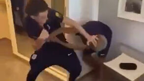 Imagens chocantes mostram dois internacionais jovens por Inglaterra a trocarem agressões num hotel