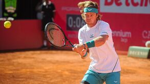 Andrey Rublev domina rumo aos quartos de final do Estoril Open