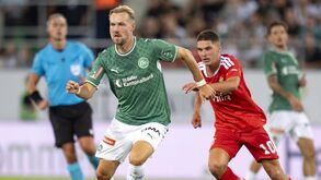 Luca Pairetto ao longe durante o St. Gallen-Benfica