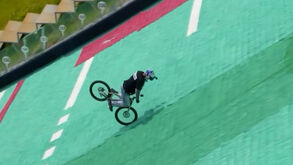 Ciclista japonês bate dois recordes do Guinness ao descer rampa de esqui de costas e equilibrado apenas numa roda