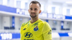 Tiago Velho veste a camisola 1 do futsal do FC Porto