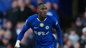 Trevoh Chalobah em campo durante o jogo entre Chelsea e Newcastle United