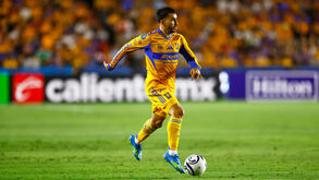 Ángel Correa controla a bola durante o jogo dos Tigres