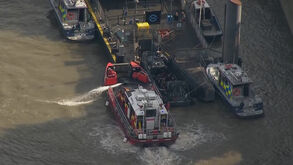 Barco da polícia choca contra ponte em Londres e lança agentes ao rio Tamisa