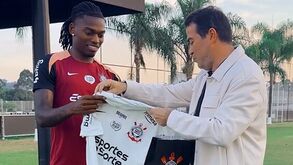 Nas férias também se trabalha: Rafael Leão foi treinar ao Corinthians e recebeu uma 'prenda'