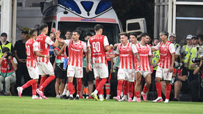 Jogadores do Dínamo Bucareste celebram vitória contra o Craiova na liga romena