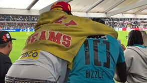 Rafael Leão vai ver o Santos, festeja efusivamente golo de Neymar e recebe camisola do brasileiro 