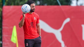 Ruben Amorim, treinador do AC Milan, observa durante treino no Milanello