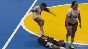 Chocante: jogadora de futsal suspensa por 5 anos após pontapear adversária na cabeça por duas vezes
