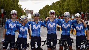 Nelson com os colegas em Paris