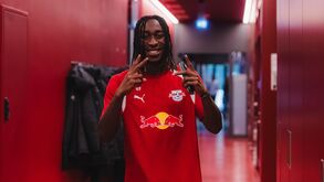 Yan Diomande no corredor de balneários do RB Leipzig