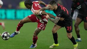 André Luiz, do Olympiacos, protege a bola de Grimaldo, do Bayer Leverkusen
