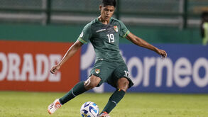 Fernando Nava em ação num jogo dos sub-20 pela Bolívia