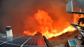 Imagens impressionantes mostram como incêndio florestal se aproxima de habitação em apenas 5 minutos