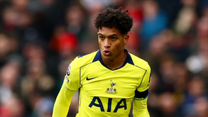 João Souza, lateral brasileiro de 20 anos, tem o futuro indefinido no Tottenham