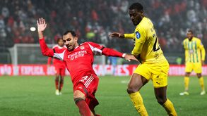 Brayan Medina (Tondela) disputa lance com Pavlidis (Benfica)