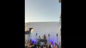 Mulher de Kiwior estreia-se como DJ com o jogador do FC Porto a assistir: Cláudia também brilhou no twerk