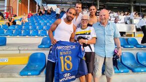 A avó, Heidi, ao lado do avô, Philippe, e com companhia de amigos e da namorada de Roméo, Eniola