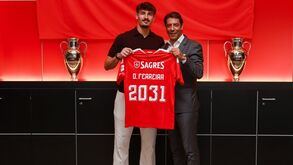 Diogo Ferreira com Rui Costa no momento da renovação de contrato com o Benfica