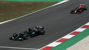 Lewis Hamilton em luta com Max Verstappen no GP de 2020