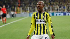 Talisca festeja golo pelo Fenerbahçe na Liga dos Campeões