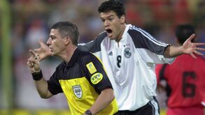 Gilles Veissière num jogo entre a Alemanha de Michael Ballack e a Albânia