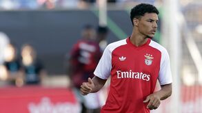 Alexander Bah, jogador do Benfica, durante a sessão de aquecimento